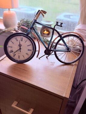 Vintage Medal Bicycle Desk Clock Quartz Roman| Multicolor Retro Home Decor